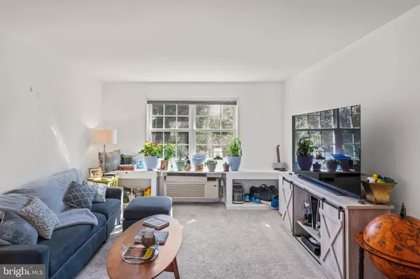 1636 W ABINGDON DR W #203, Alexandria, VA 22314