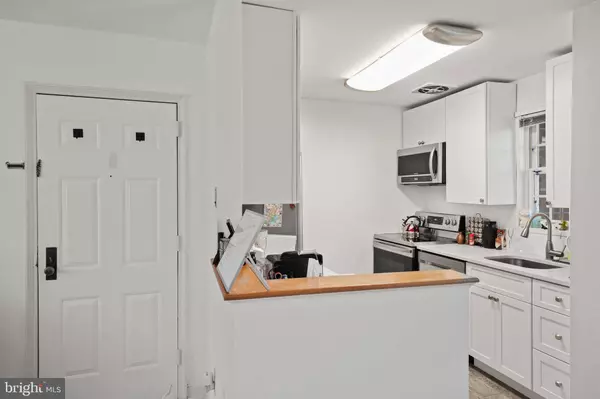 1636 W ABINGDON DR W #203, Alexandria, VA 22314