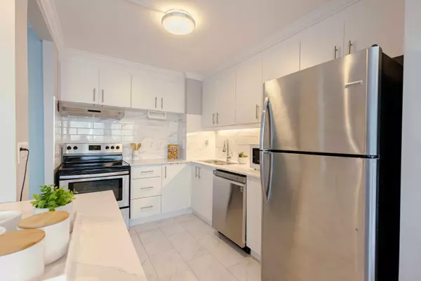 10 Sunny Glenway #912, Toronto, ON M3C 2Z3