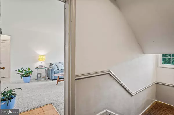 1636 W ABINGDON DR W #203, Alexandria, VA 22314