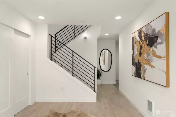 11518 NE 87th ST #B, Kirkland, WA 98033