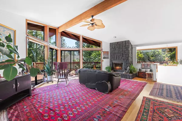 595 Weller Ln, Ashland, OR 97520