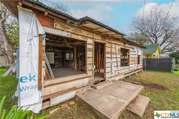 115 E Watkins ST, Luling, TX 78648