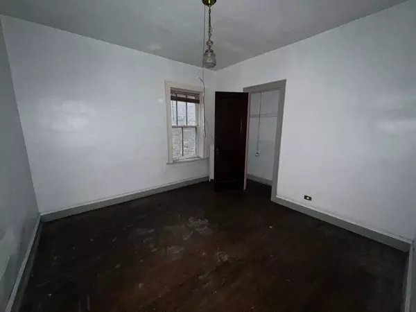 9025 S Muskegon AVE, Chicago, IL 60617