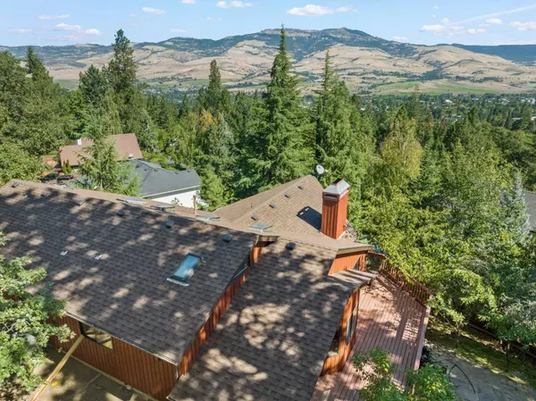 595 Weller Ln, Ashland, OR 97520