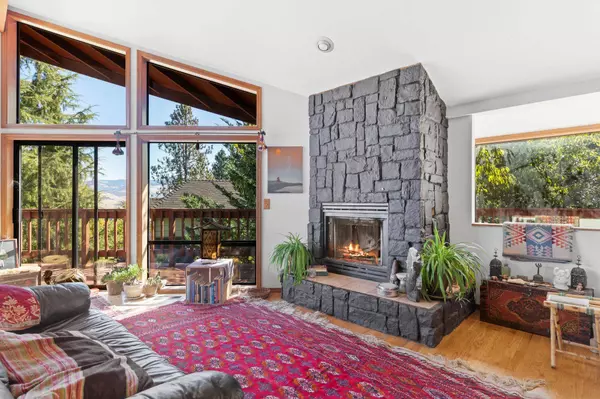 595 Weller Ln, Ashland, OR 97520