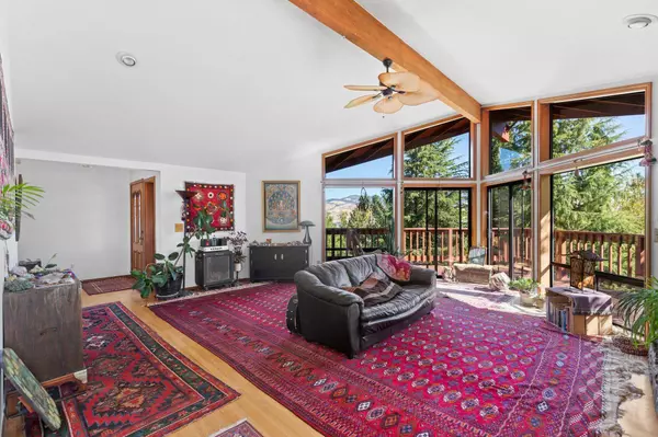 595 Weller Ln, Ashland, OR 97520