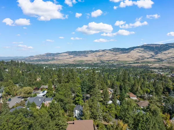 595 Weller Ln, Ashland, OR 97520