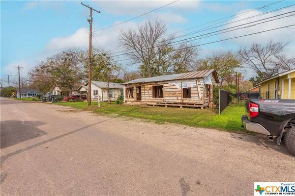 115 E Watkins ST, Luling, TX 78648