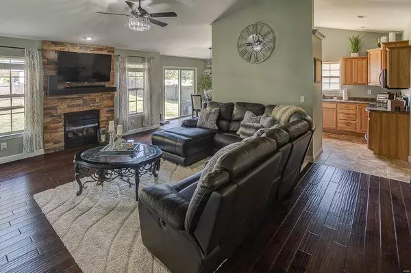 2608 Iron Horse DR, Maryville, IL 62062