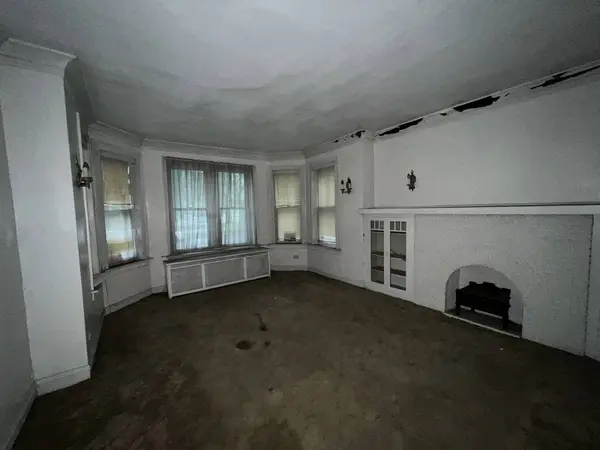 9025 S Muskegon Avenue, Chicago, IL 60617