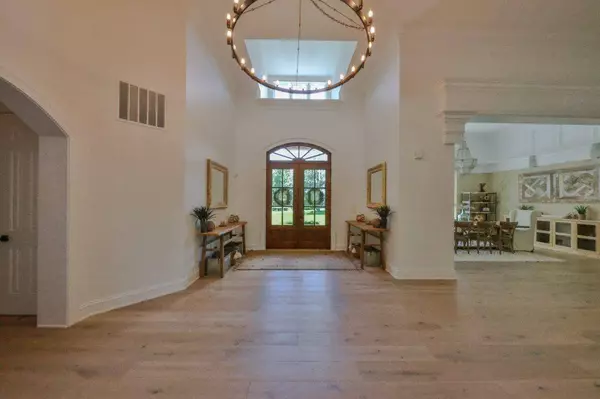 405 Breakwater DR, Fishers, IN 46037