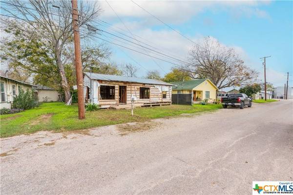 115 E Watkins ST, Luling, TX 78648