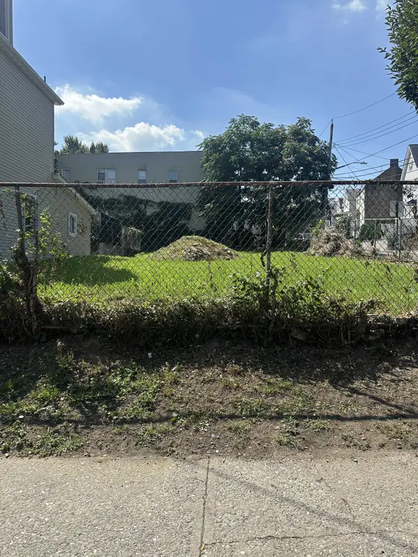 12 Castleton Ave, Staten Island, NY 10301