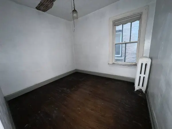 9025 S Muskegon Avenue, Chicago, IL 60617