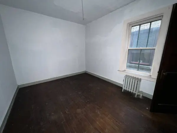 9025 S Muskegon Avenue, Chicago, IL 60617