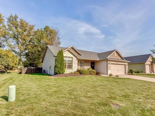 2608 Iron Horse DR, Maryville, IL 62062