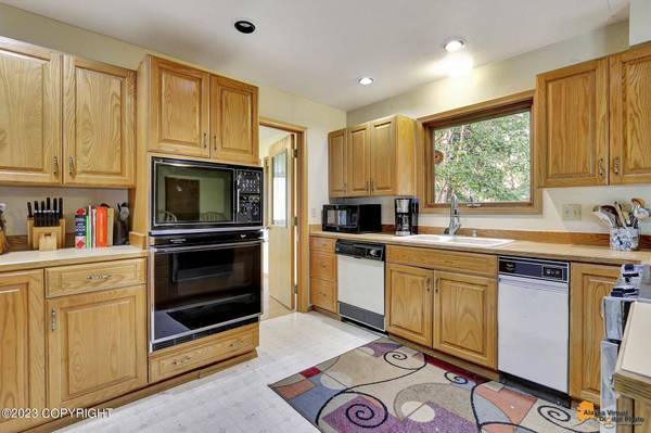 2931 Rocky Bay CIR, Anchorage, AK 99515