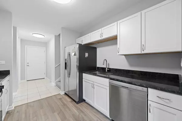 295 Diamond Head Drive, Des Plaines, IL 60018