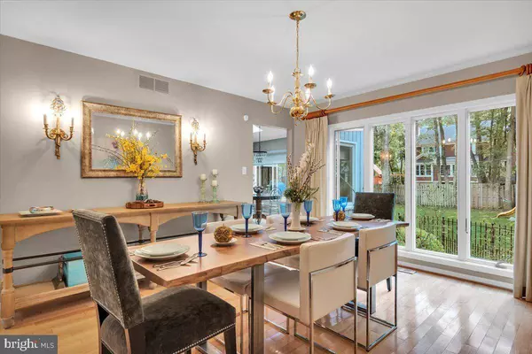 6 NOLEN CIR, Voorhees, NJ 08043