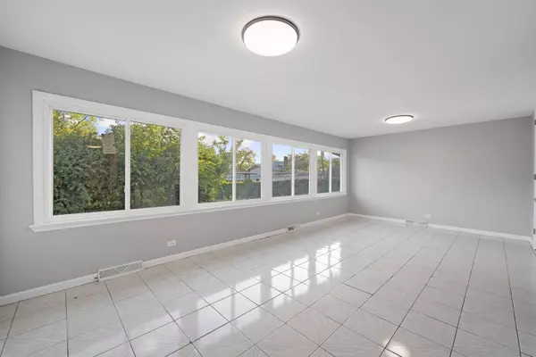 295 Diamond Head Drive, Des Plaines, IL 60018