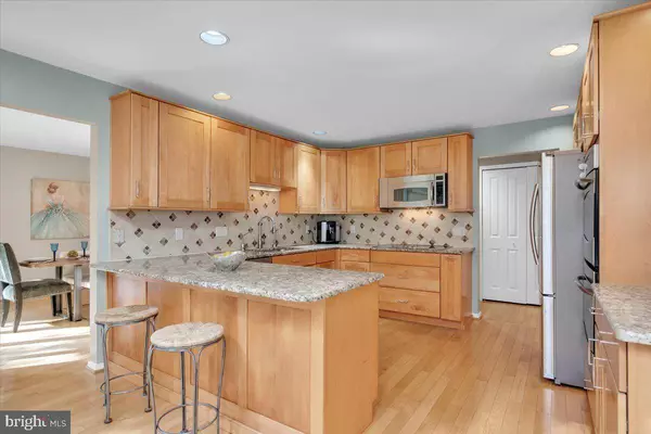 6 NOLEN CIR, Voorhees, NJ 08043