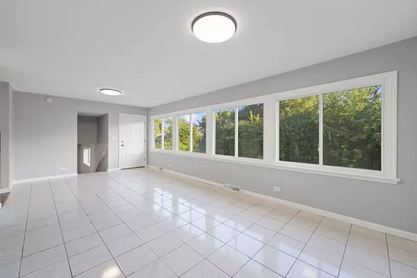 295 Diamond Head Drive, Des Plaines, IL 60018