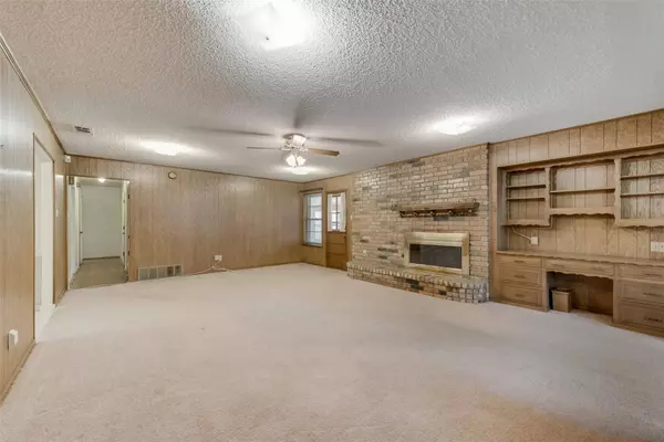 2033 Oxford Circle, Grand Prairie, TX 75051