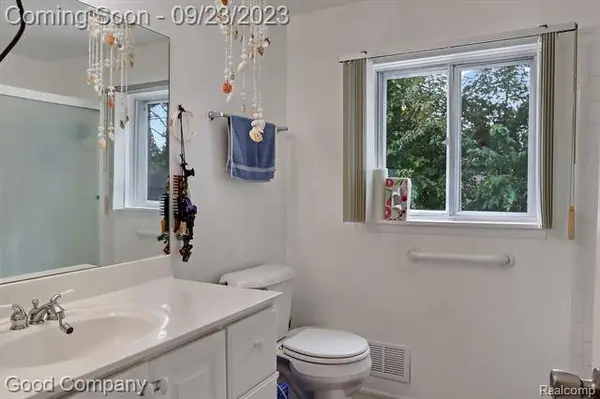 27857 BARRINGTON Street, Madison Heights, MI 48071