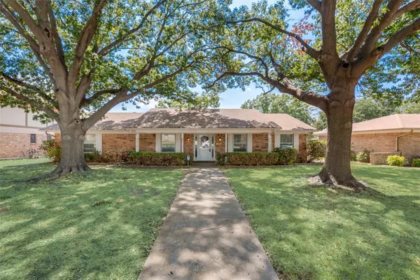 2033 Oxford Circle, Grand Prairie, TX 75051