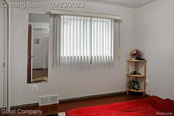 27857 BARRINGTON Street, Madison Heights, MI 48071