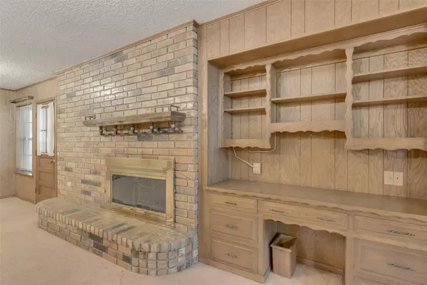 2033 Oxford Circle, Grand Prairie, TX 75051