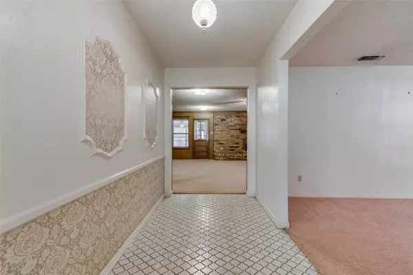 2033 Oxford Circle, Grand Prairie, TX 75051