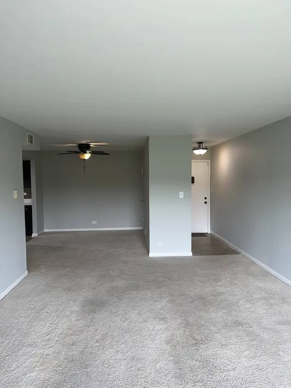 24 Kingery Quarter #101, Willowbrook, IL 60527