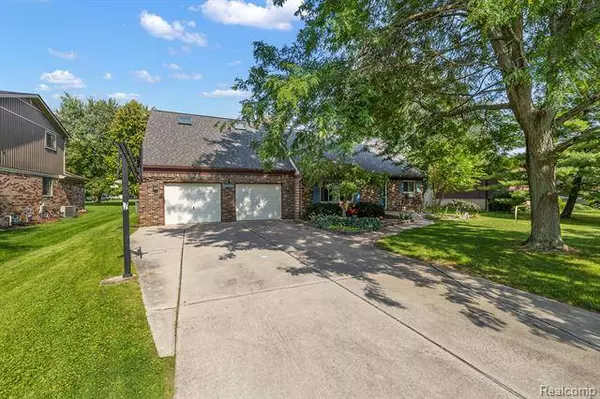 48289 Mallard Drive, Chesterfield, MI 48047