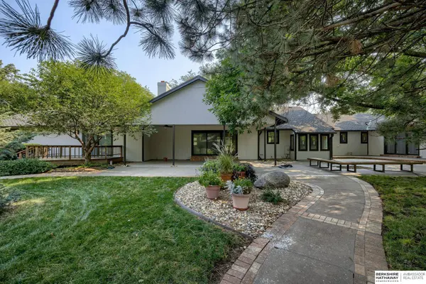 290 S 208 Street, Omaha, NE 68022