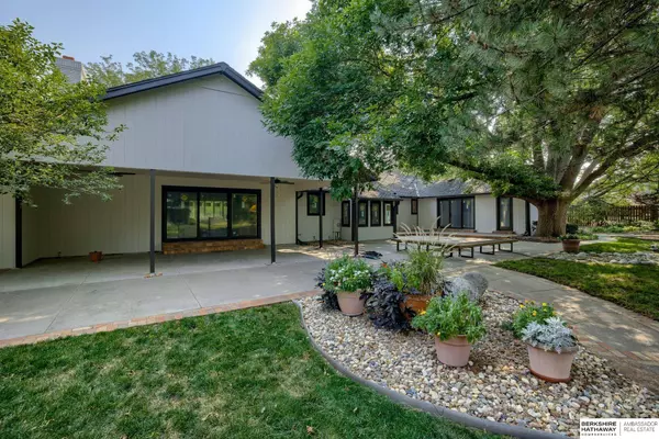 290 S 208 Street, Omaha, NE 68022