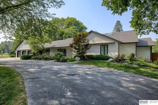 290 S 208 Street, Omaha, NE 68022