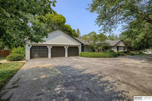 290 S 208 Street, Omaha, NE 68022