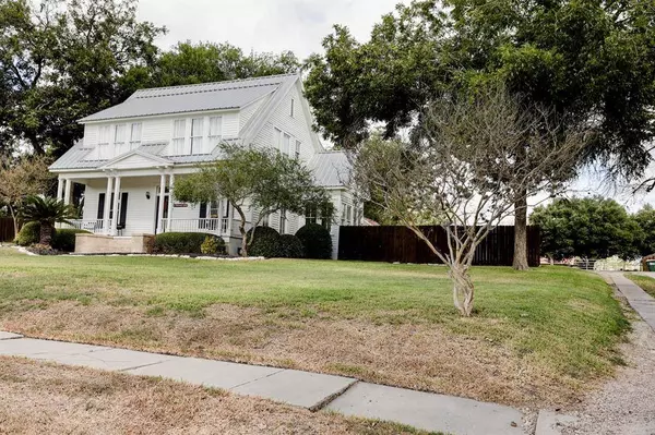 112 Kroschel ST, Hallettsville, TX 77964