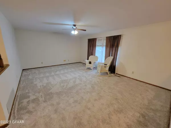 4809 6TH Avenue N, Grand Forks, ND 58203