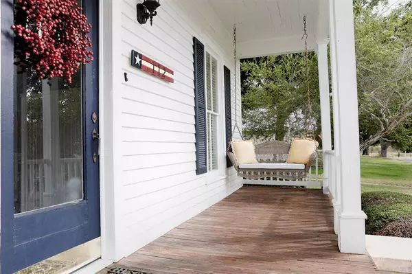 112 Kroschel ST, Hallettsville, TX 77964