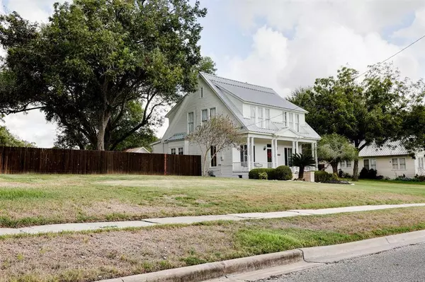 112 Kroschel ST, Hallettsville, TX 77964