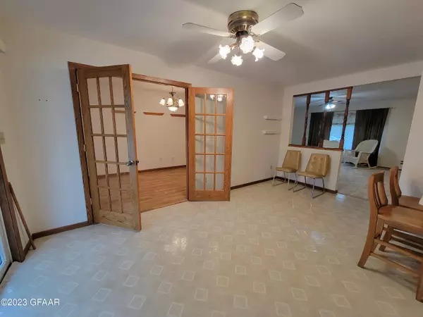 4809 6TH Avenue N, Grand Forks, ND 58203