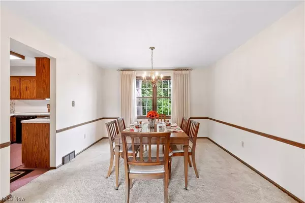 5852 North OVAL, Solon, OH 44139