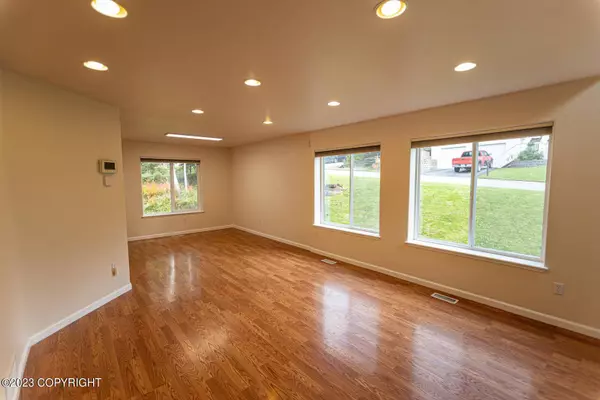 4851 Hunter DR, Anchorage, AK 99502