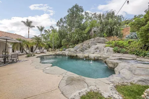 2444 Flametree RD, Vista, CA 92084