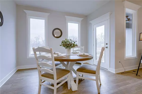 904 NW Crestwood DR, Grain Valley, MO 64029