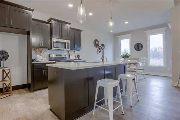 904 NW Crestwood DR, Grain Valley, MO 64029