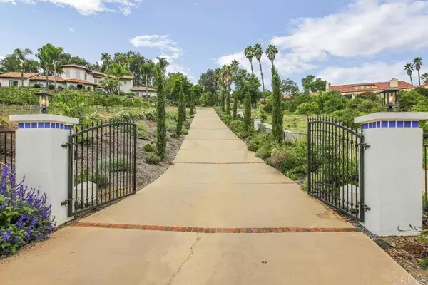 2444 Flametree RD, Vista, CA 92084